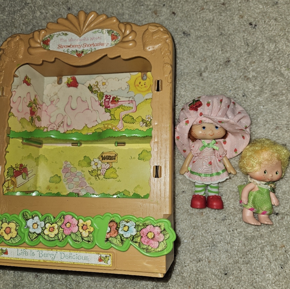 Vintage STRAWBERRY SHORTCAKE Dolls And Playset